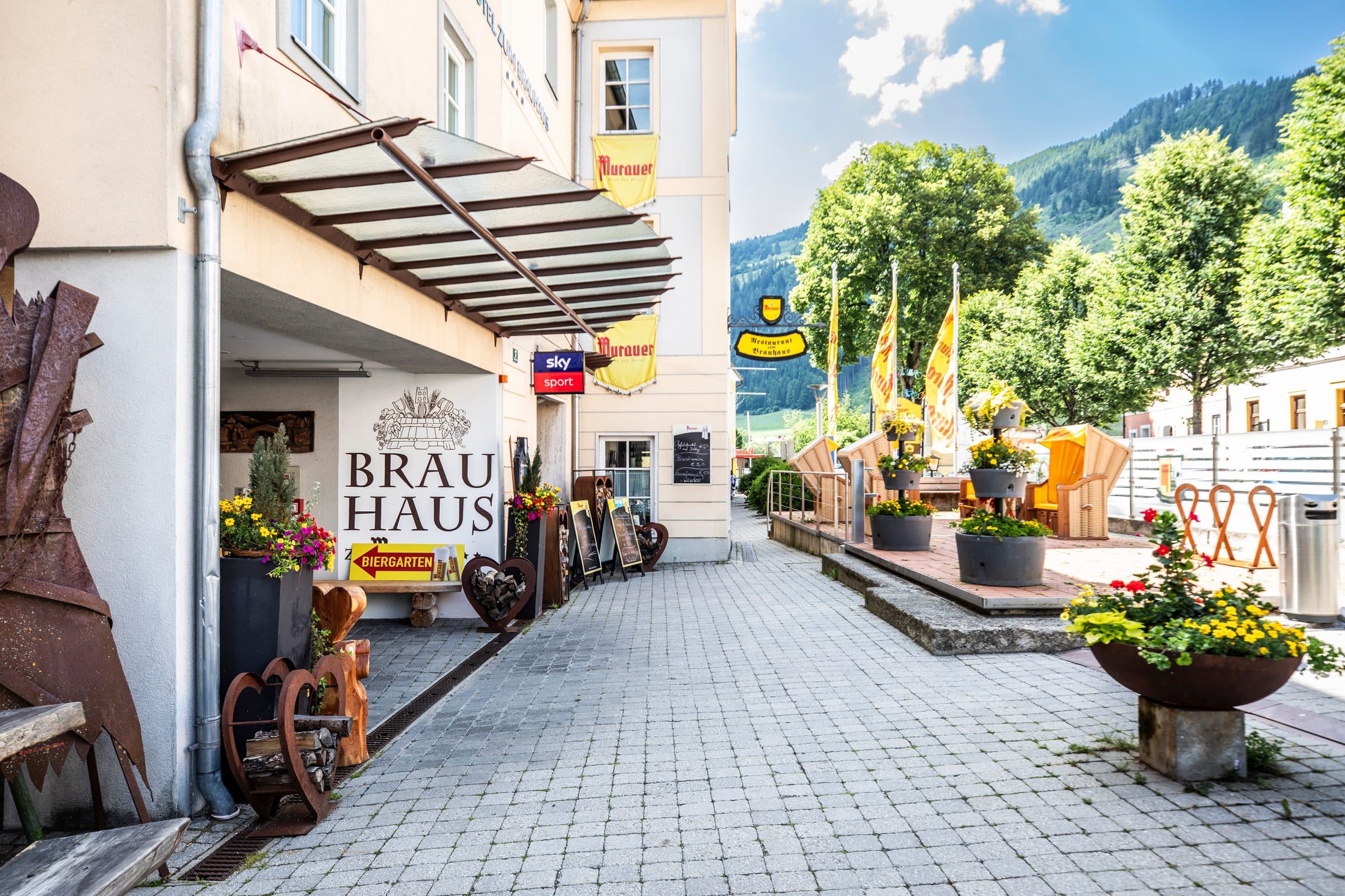 Bejárat a Raffaltplatz felől