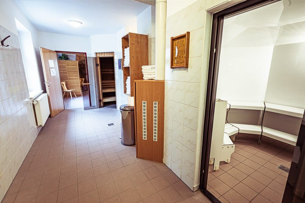 Wellnessbereich-Flur mit Saunatüren und Infrarotkabine