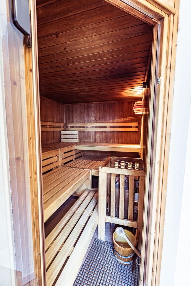 Sauna-Innenansicht mit Holzbänken
