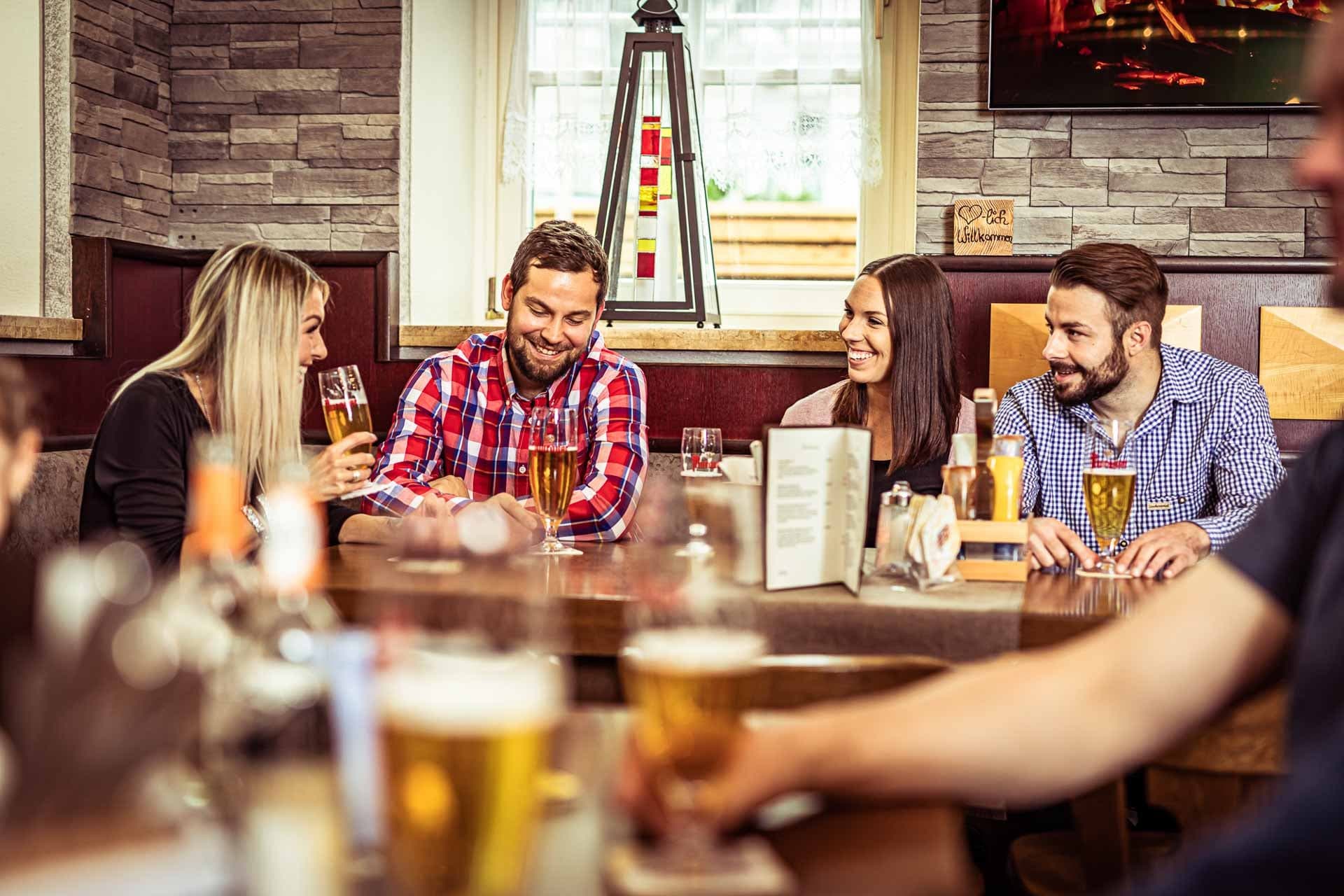 Vier Gäste mit Bier