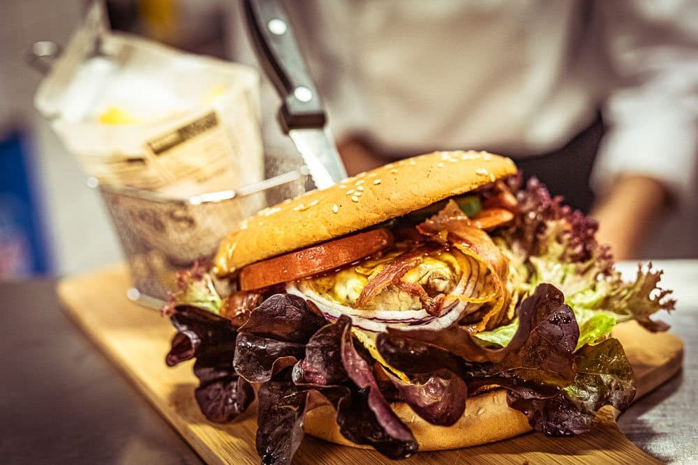 Burger auf Holzbrett