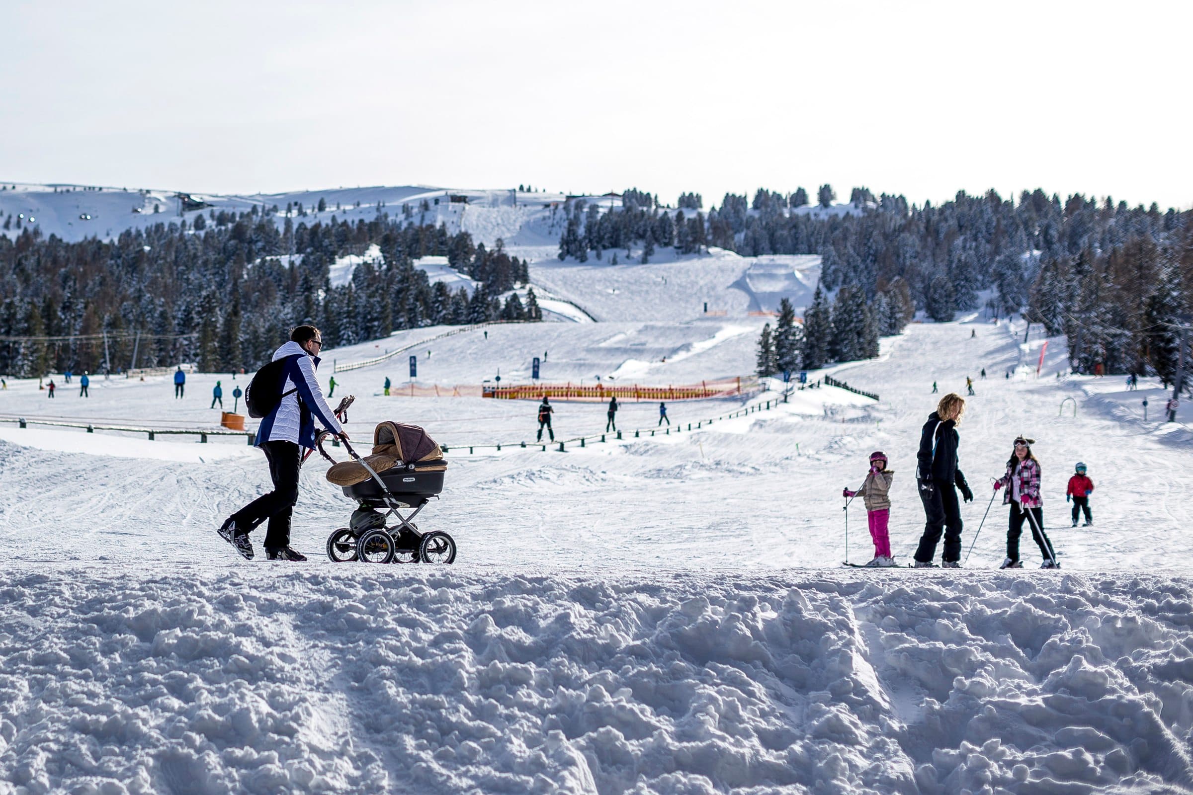 Familie mit Kinderwagen, Kinder auf Ski am Pistenrand, Kreischberg
