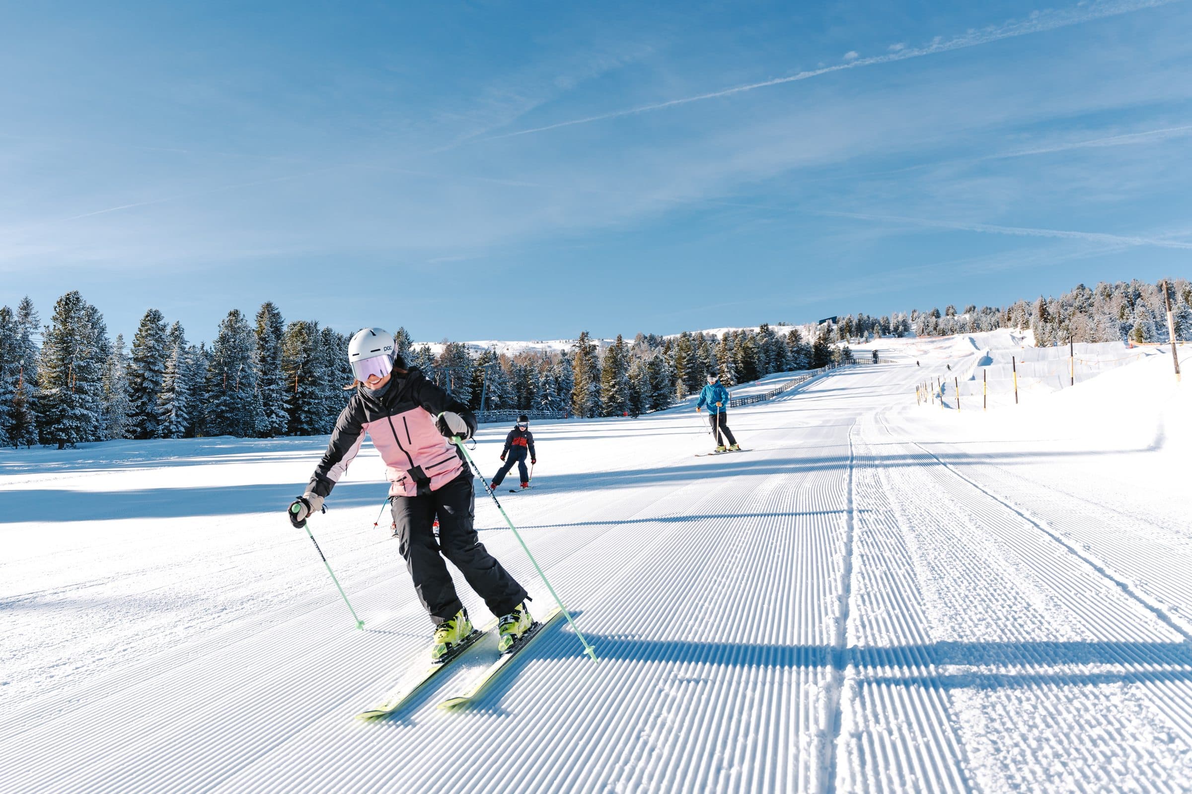 Skifahren, Einzelskifahrer auf präparierter Piste, Kreischberg
