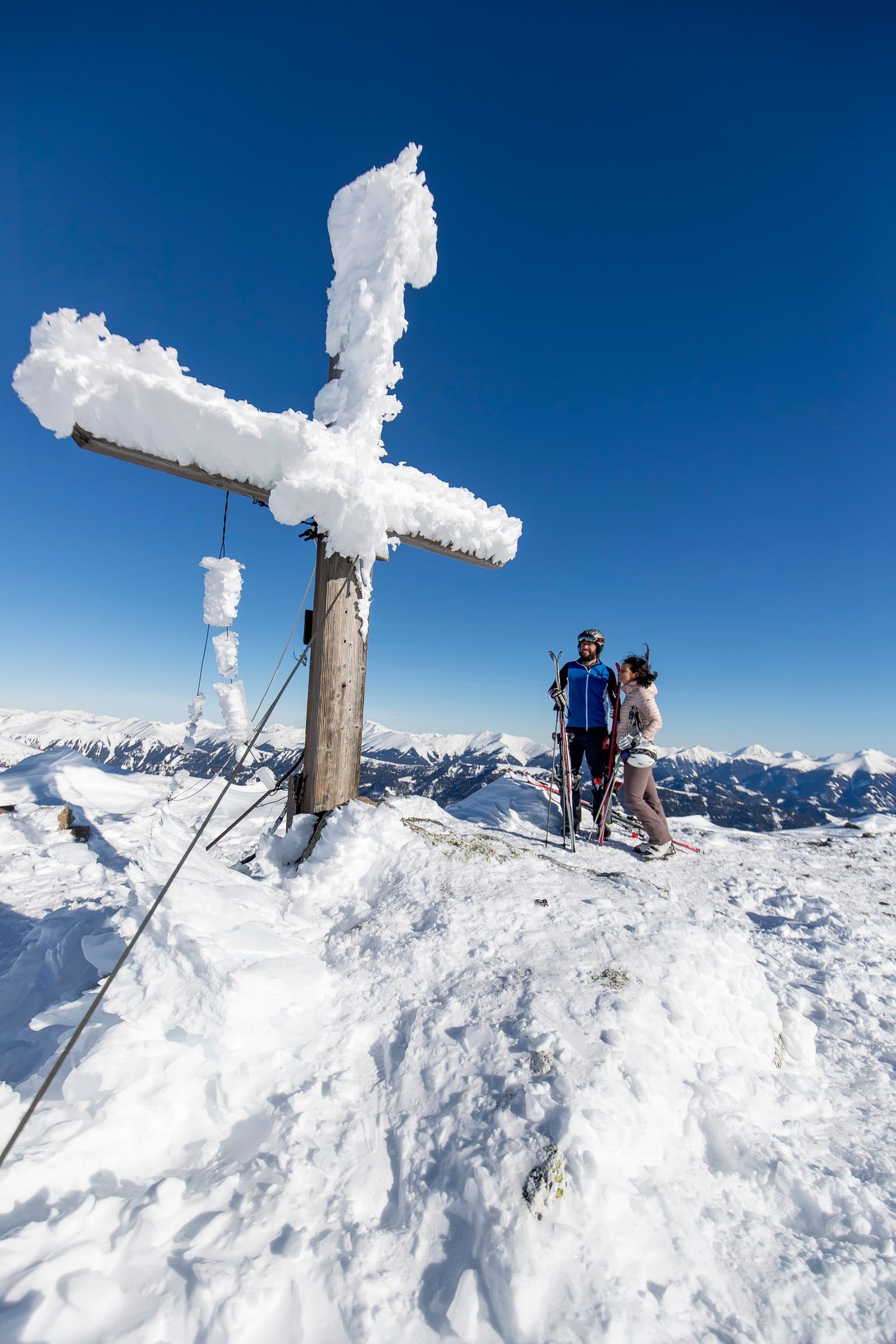 Skifahren, Familie und Gruppe am Gipfelkreuz, Lachtal